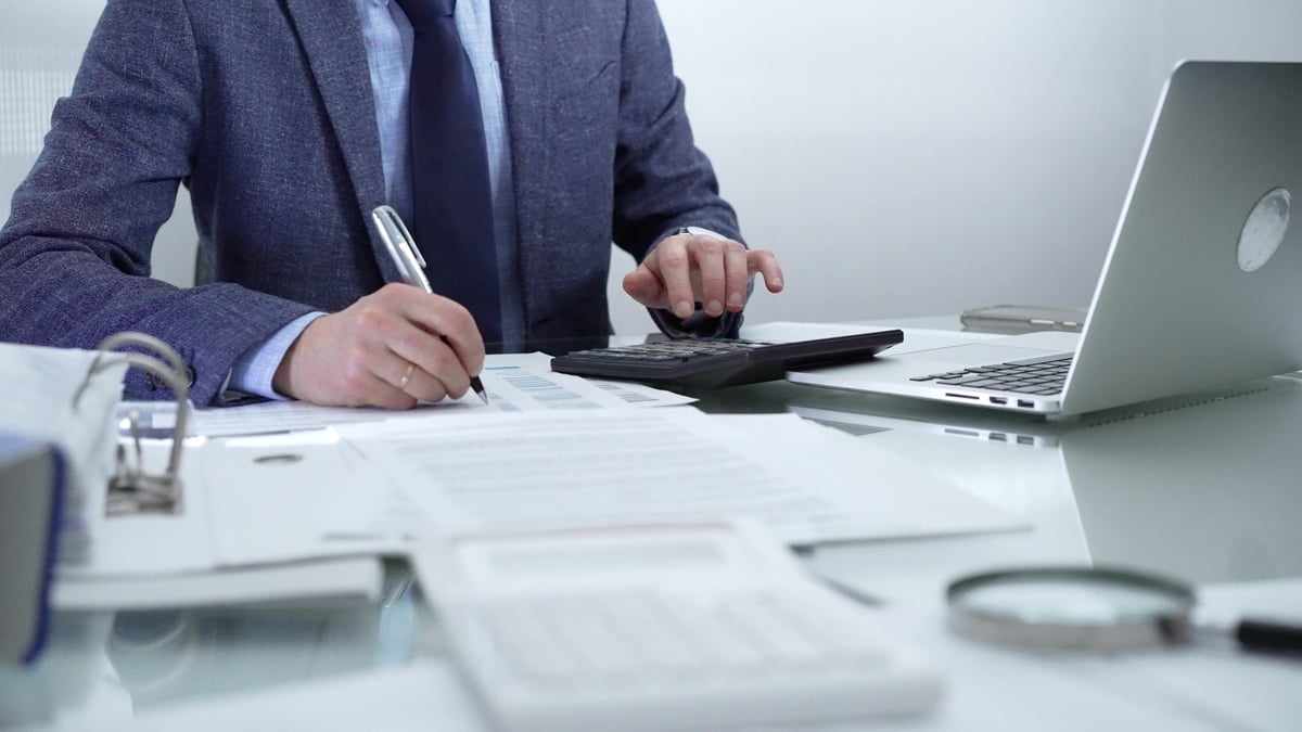 Profesional de finanzas trabajando con documentos en oficina moderna